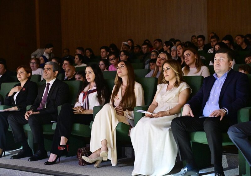 Leyla və Arzu Əliyeva həssas qruplara aid şəxslərin yaradıcılığı ilə tanış oldular - FOTOLAR