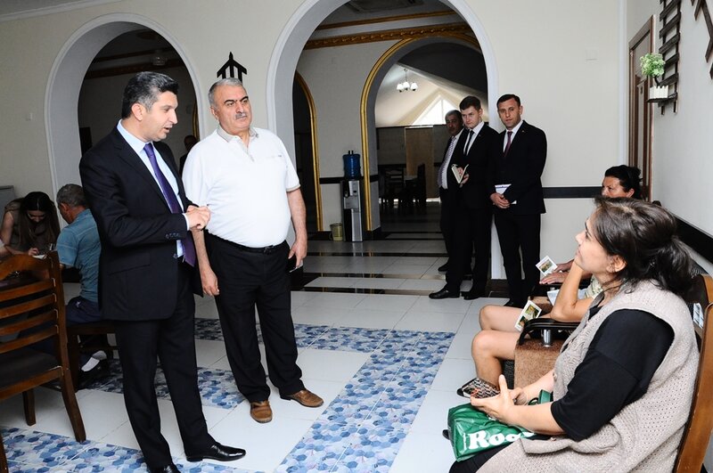 İcra başçısı turistlərlə - 