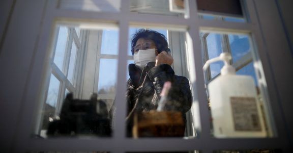 Ölən əzizləri ilə "danışmaq" üçün telefon köşkü tikdilər - FOTO