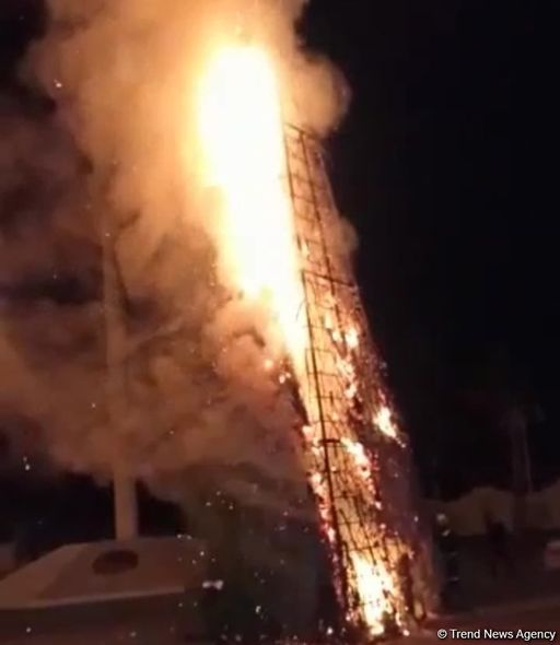 İcra Hakimiyyətinin yaxınlığındakı Yeni il ağacı yandı - FOTOLAR
