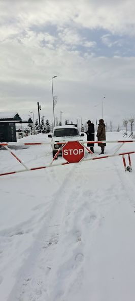 Laçında polis əməkdaşları qarlı hava şəraitində xidməti fəaliyyətlərini davam etdirirlər