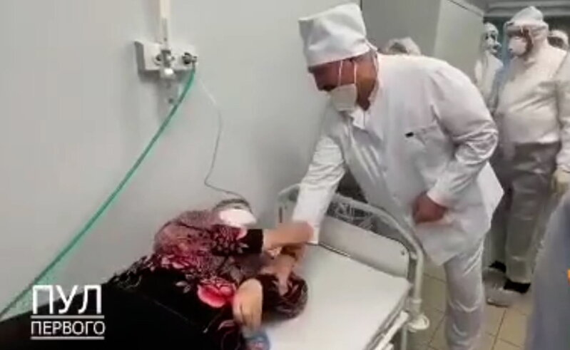 Belaruslu qadın prezidentin əlindən su içdiyini anlamadı - VİDEO