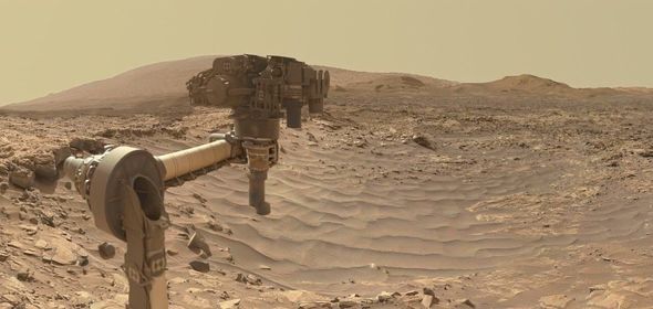 Mars roveri qırmızı planetdən ilk rəngli görüntüləri göndərdi - FOTO