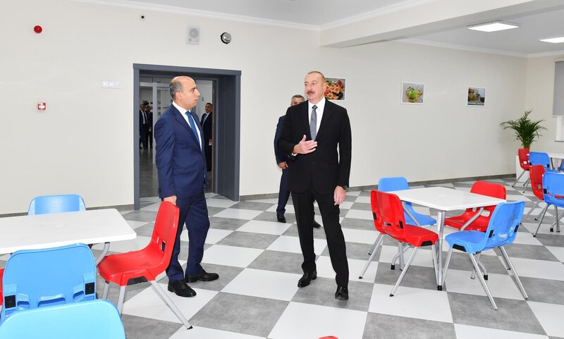 İlham Əliyev 11 nömrəli tam orta məktəbin yeni binasının açılışında - FOTOLAR