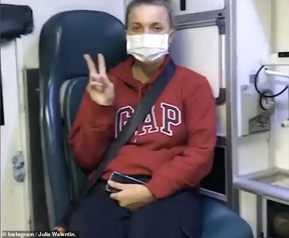 Təyyarədə təşviş: Stüardessalar sərnişinin sərxoşluğunu koronovirusla səhv saldılar - FOTO/VİDEO