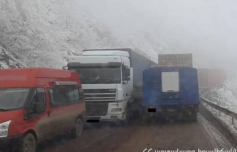 İrandan Ermənistana gedən 30 sərnişini olan avtobus Azərbaycanla sərhəddə PALÇIQDA QALDI - FOTO