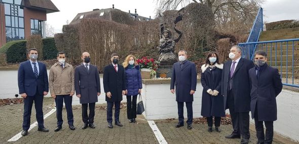 Ceyhun Bayramov Vaterlooda Natəvanın abidəsini ziyarət etdi - FOTO