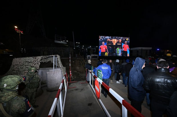Xankəndi yolunda nümayişçilər və sülhməramlılar DÇ-2022-nin finalını izləyirlər