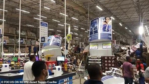 Supermarketdə rəflər "domino effekti" ilə aşdı: Ölən və yaralananlar var - ANBAAN VİDEO