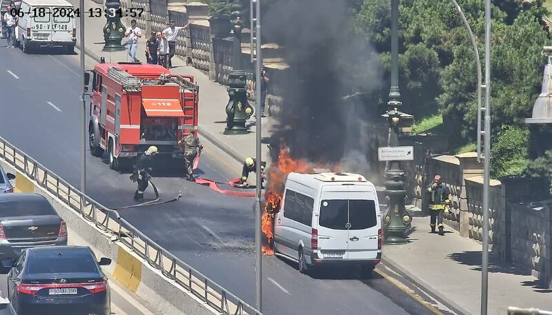 Bakıda mikroavtobus yandı - YOLU BAĞLADILAR