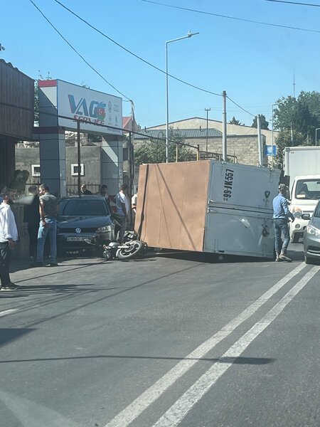 Bakıda yük maşını aşdı - FOTOLAR