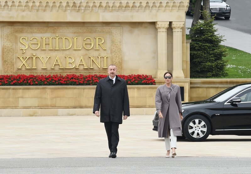 İlham Əliyev və Mehriban Əliyeva Həzi Aslanovun məzarını ziyarət ediblər - FOTO/VİDEO