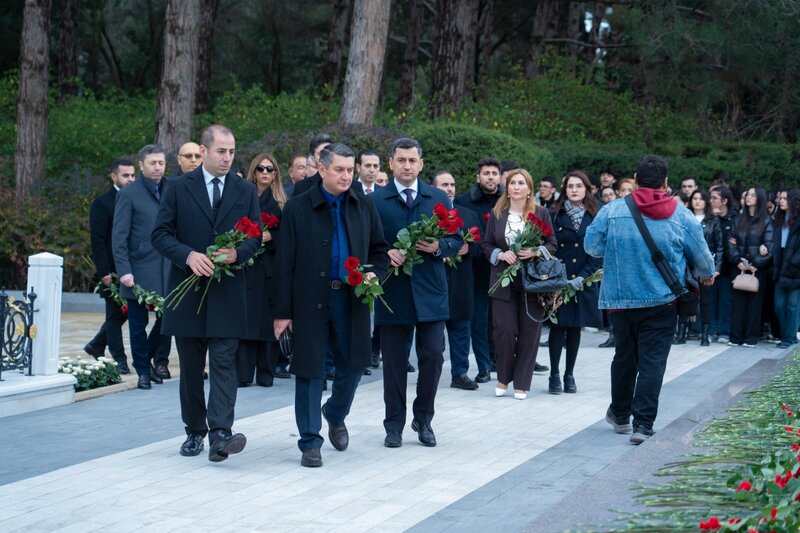 İCMA-nın İdarə Heyəti və üzvləri Fəxri xiyabanı ziyarət ediblər - FOTOLAR