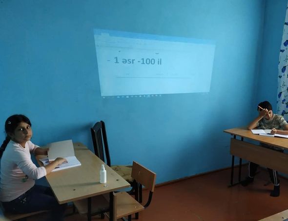 Ucqar kənddə çalışan azərbaycanlı müəllim distant təhsili fərqli üsulla əvəz etdi - FOTO