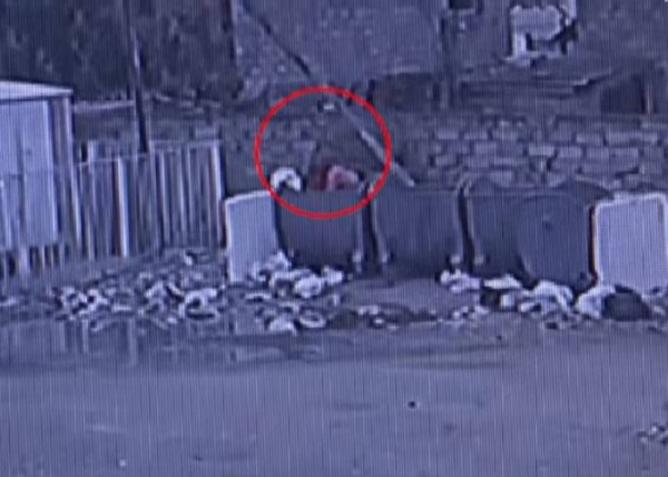 Bakıda anası tərəfindən zibil qutusuna atılan uşaq körpələr evinə verildi