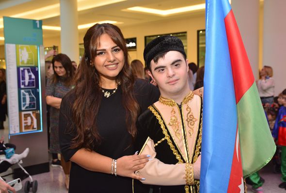 Daun sindromlu və serebral iflicli uşaqlardan Bayraq Günü fləşmobu - FOTO/VİDEO
