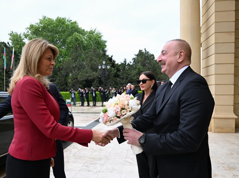 Prezidentlə xanımı Radev ailəsini belə qarşıladı - Fotolar