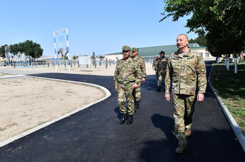 İlham Əliyev MN-in komando hərbi hissələrinin birində yaradılan şəraitlə tanış oldu - FOTOLAR