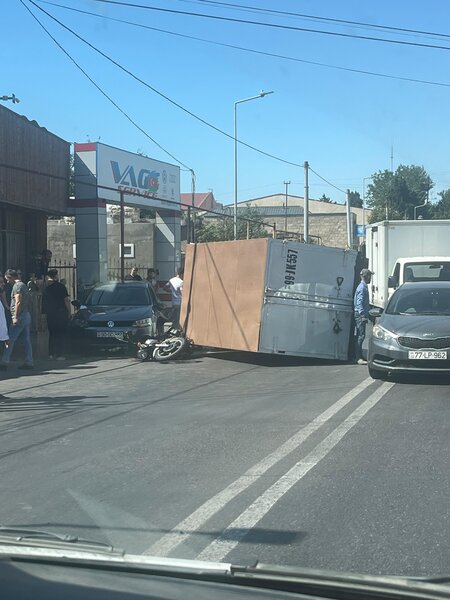 Bakıda yük maşını aşdı - FOTOLAR