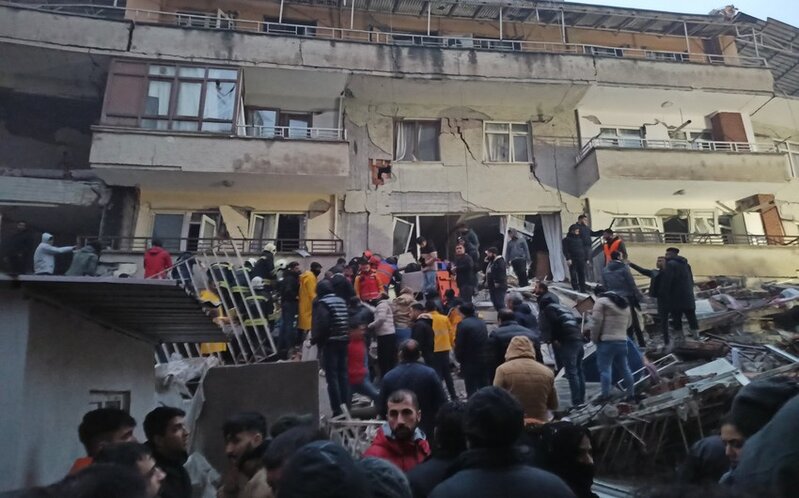 Türkiyədə zəlzələdə ölənlərin sayı 1121 nəfərə çatdı