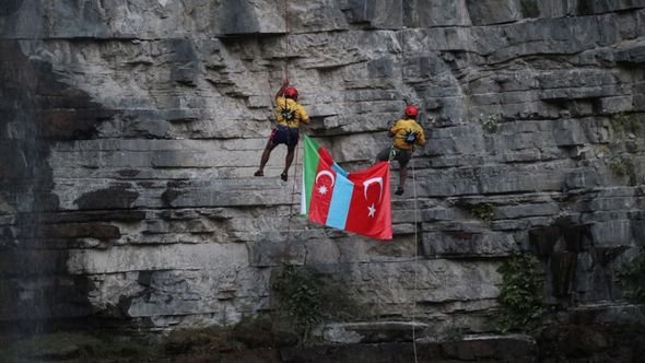 Türkiyəli alpinistlərin UNESCO-nun siyahısında olan şəlalədən Azərbaycana dəstəyi - FOTO/VİDEO