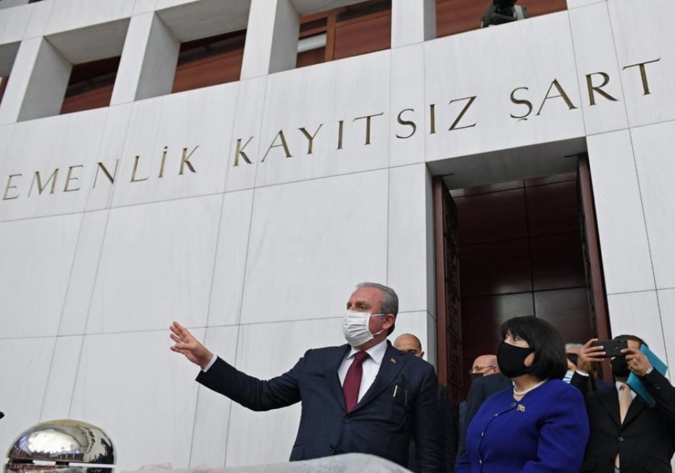 Spiker Sahibə Qafarova Türkiyə parlamentinin bombalanmış hissəsi ilə tanış oldu - FOTO