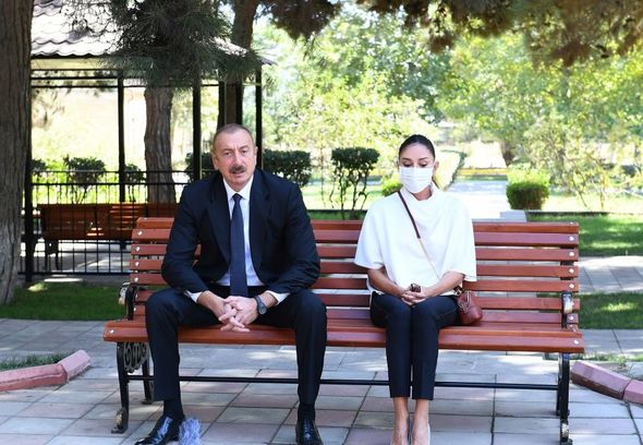 İlham Əliyev və Mehriban Əliyeva müalicə olunan hərbçilərə baş çəkdilər - VİDEO