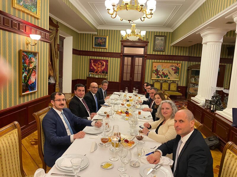 Hikmət Hacıyev israilli diplomatlarla müzakirələr apardı