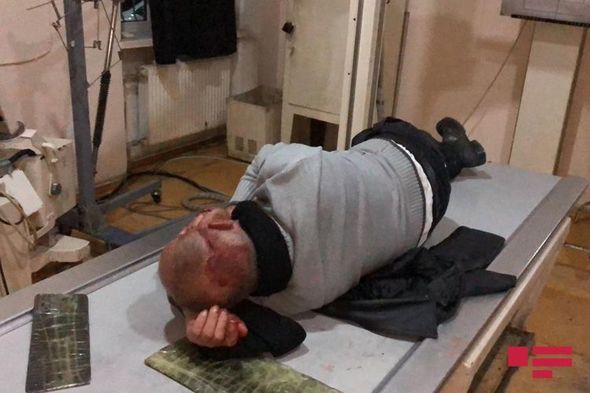 Xalq artistinin qardaşı özünü maşının altına atıb - FOTO