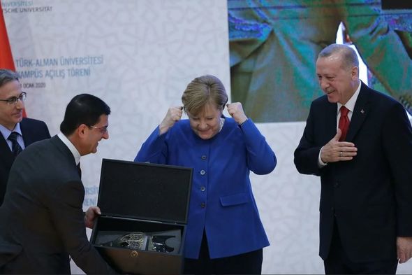 Merkelin Türkiyədə verilən hədiyyəyə maraqlı reaksiyası - FOTO