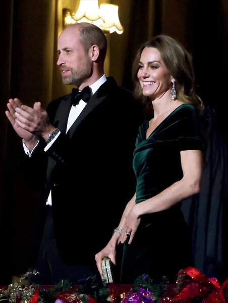 Şahzadə və xanımı qırmızı xalçada görüntüləndi