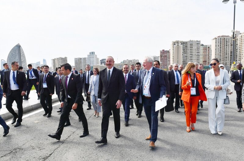 Prezident və xanımı sərgidə - FOTOLAR / YENİLƏNİB