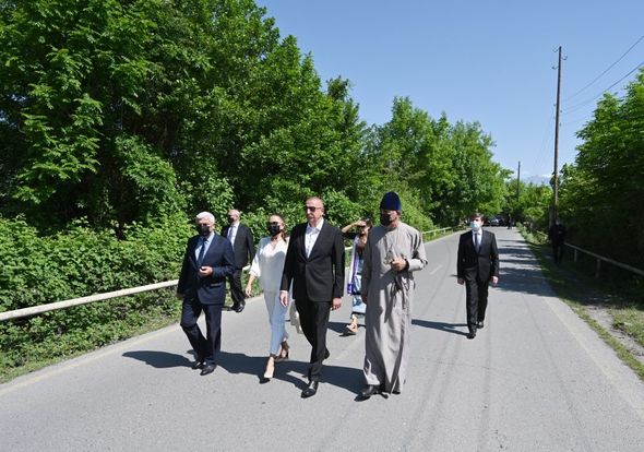 Prezident Qəbələnin Nic qəsəbəsində 1 saylı orta məktəbdə və Müqəddəs Yelisey adına Cotari kilsəsində olub