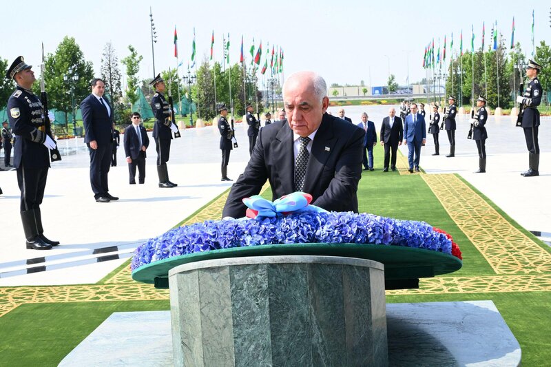 Əli Əsədov Daşkənddə Müstəqillik abidəsini ziyarət etdi