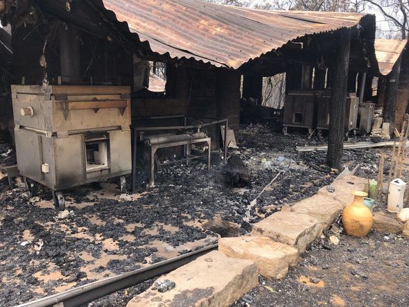Yanğından xilas olmaq üçün sobaya girdi - FOTO