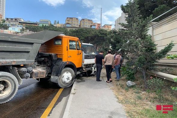 Biləcəridə yük avtomobilləri toqquşub, xəsarət alanlar var - FOTO