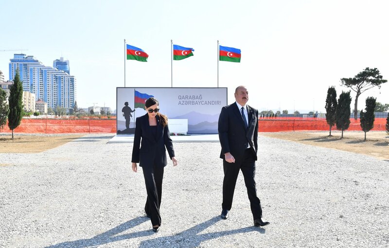 İlham Əliyev və Mehriban Əliyeva Bakıda inşası davam etdirilən Zəfər parkında olublar - FOTOLAR