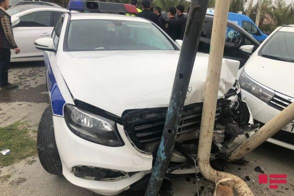 YPX avtomobili qəzaya düşüb, polis əməkdaşı xəsarət alıb – FOTO