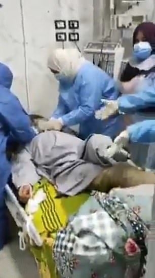Tibb işçisinin dizini qucaqlayıb çarəsiz vəziyyətə düşdüyü dəhşətli an - FOTO/VİDEO