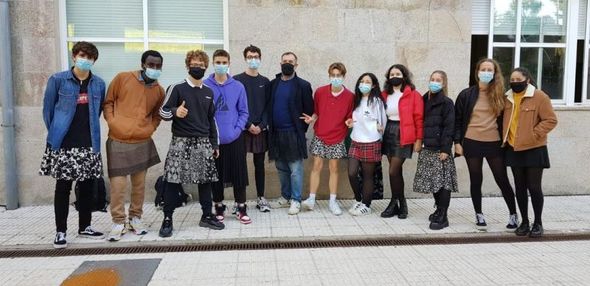 İspaniyada kişi müəllimlər dərslərə ətək geyinərək qatıldılar - FOTO