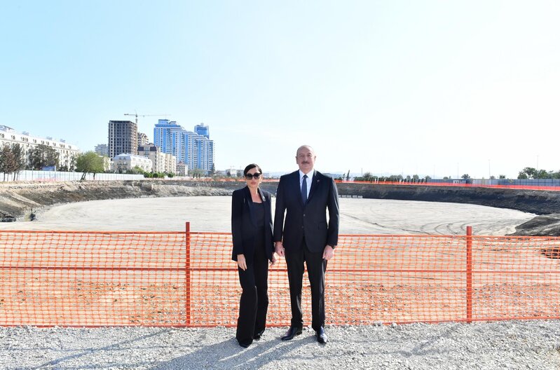 İlham Əliyev və Mehriban Əliyeva Bakıda inşası davam etdirilən Zəfər parkında olublar - FOTOLAR