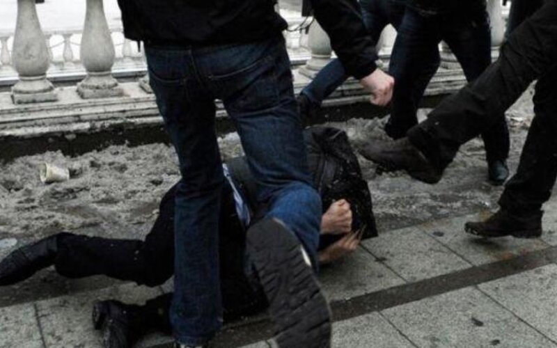 Qonşular arasında dava oldu - Ana və oğlu döyüldü