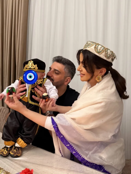 Məşhur xanəndə yeni doğulan oğlu ilə bayram süfrəsində - FOTO