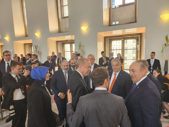 Azərbaycan, Türkiyə və Ermənistan liderlərinin qeyri-rəsmi görüşündən görüntülər - VİDEO