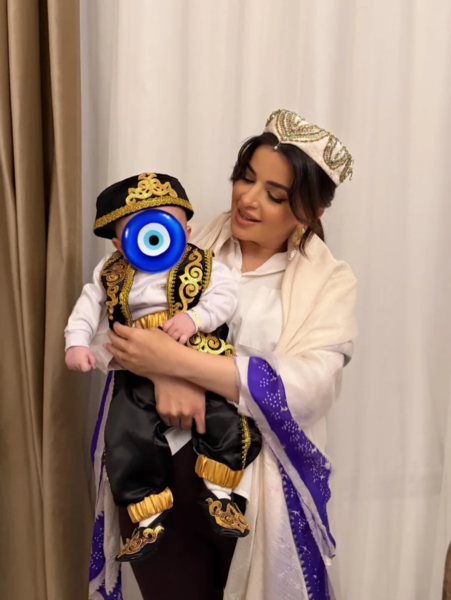 Məşhur xanəndə yeni doğulan oğlu ilə bayram süfrəsində - FOTO