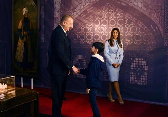 İlham Əliyev və Mehriban Əliyeva Heydər Əliyev Mərkəzində təşkil edilən sərgilərdə - FOTO