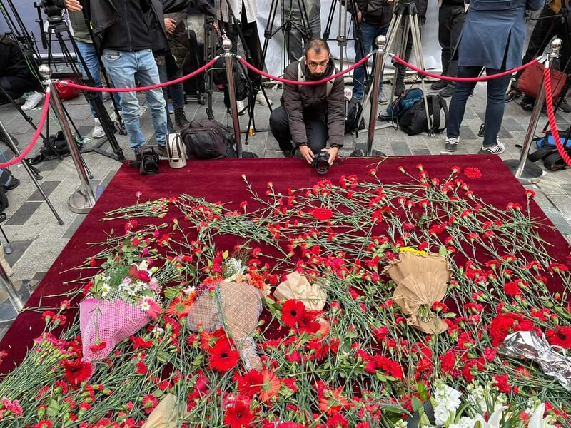Azərbaycanlı jurnalistlər İstanbulda terror qurbanlarının xatirəsini yad ediblər - FOTO