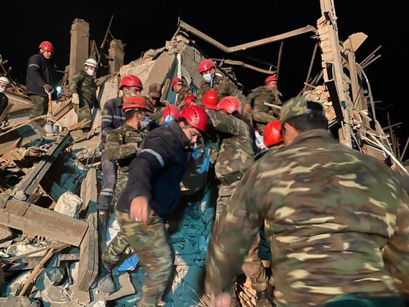 FHN Gəncədə dağıntılar altından çıxarılanlarla bağlı məlumat yaydı - FOTO
