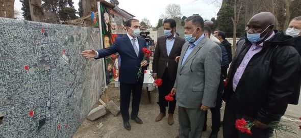 İƏT nümayəndə heyəti Gəncədə raket düşən ərazilərə baxıb - FOTO 