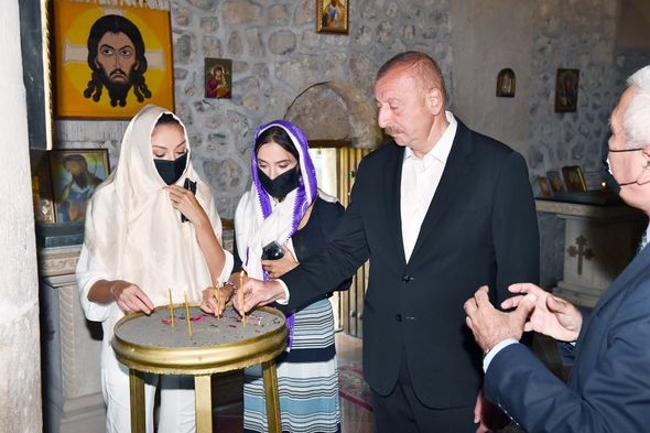 Prezident Qəbələnin Nic qəsəbəsində 1 saylı orta məktəbdə və Müqəddəs Yelisey adına Cotari kilsəsində olub